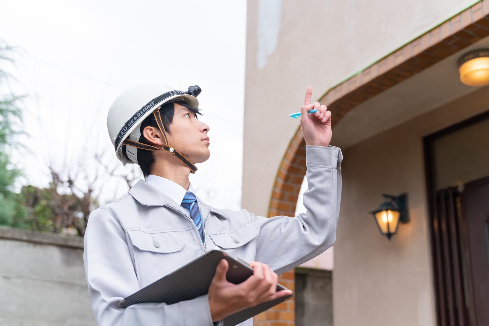 現地で建物を確認する作業員のイメージ